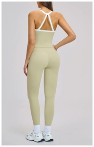 Macro-opname van de sage groene yoga-bh met kruisrug en bijpassende matte legging