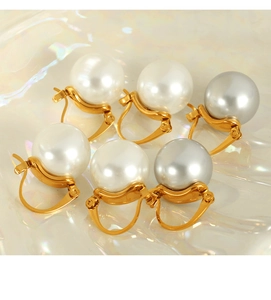Vue détaillée de grandes boucles d'oreilles perles blanches et grises avec monture dorée