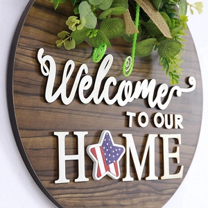 Vue détaillée d'une plaque de bienvenue en bois avec drapeau USA et feuillage vert