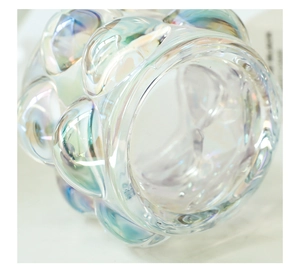 Makroaufnahme der irisierenden Bubble-Glas-Textur mit bunten Lichtreflexen
