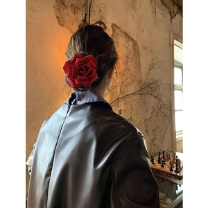 Détail du chouchou en satin rose rouge porté sur une coiffure rétro de style français chic