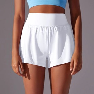 Détail du short de tennis blanc taille haute avec plis doubles et large ceinture pour le fitness
