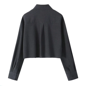 Vue détaillée du dos d'une chemise courte gris foncé avec design plissé distinctif
