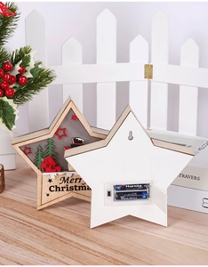 Détail de l'étoile lumineuse LED en bois avec gravure Merry Christmas et compartiment à piles inclus