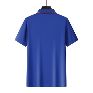 Vista trasera de un polo azul con detalles de rayas rojas y blancas en el cuello en una percha