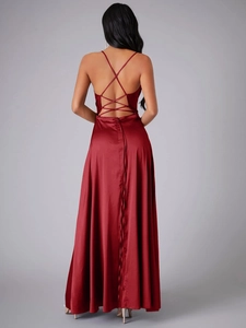Détail de la robe longue en satin rouge dos nu avec bretelles croisées à lacets
