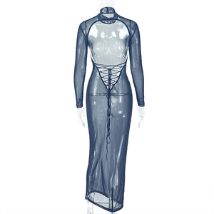 Détail d'une robe longue en mesh bleu marine dos nu avec rubans croisés et manches