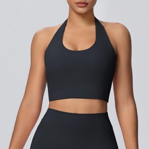 Dettaglio del reggiseno yoga nero allacciato al collo e leggings a vita alta in tessuto