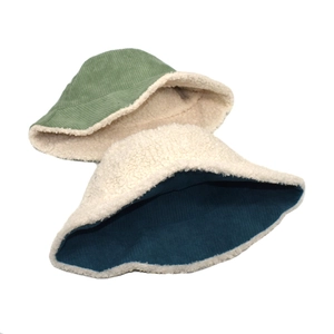 Détail du chapeau bob réversible en velours côtelé et laine d'agneau verte et blanche