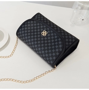 Détail du sac à chaîne noir imprimé avec texture litchi et fermoir doré chic