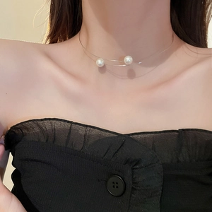 Vue détaillée d'un collier choker argenté minimaliste avec deux perles sur modèle