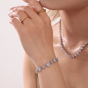 Elegant 18K gold-plated stainless steel bracelet featuring zircon flower and round diamond charms