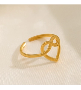 Macro del dettaglio cuore e simbolo infinito su anello regolabile in acciaio inossidabile