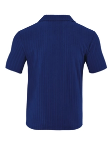 Détail d'une chemise tricotée bleu marine avec texture à côtes verticales