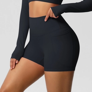 Détail du short de yoga noir à taille haute avec une poche latérale fonctionnelle