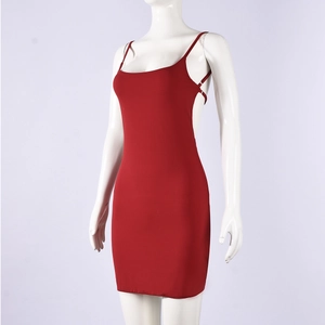Détail de la robe moulante rouge dos nu avec un tissu hautement élastique et ajusté