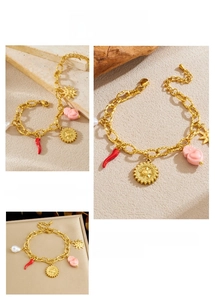Détail du bracelet chaîne dorée avec des breloques cœur, perle et étoile colorées
