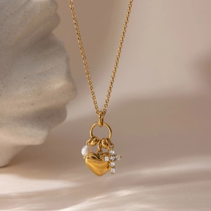 Collier en acier inoxydable plaqué or 18K avec pendentif cœur, perle et croix