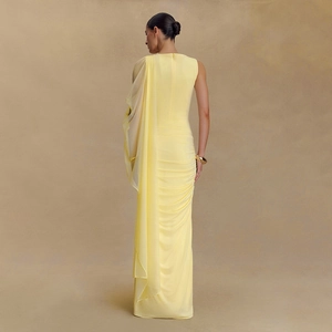 Elegante lichtgele maxi-jurk met één schouder en vloeiende cape-mouwen voor dames