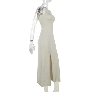 Detail van de hoge zijsplit op de elegante mouwloze crème gebreide bodycon maxi-jurk