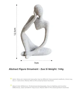 Gros plan détaillé montrant la texture du grès et les dimensions de la sculpture