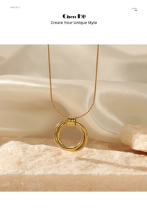 Detailansicht der goldenen minimalistischen Doppelring-Halskette auf elegantem Satin
