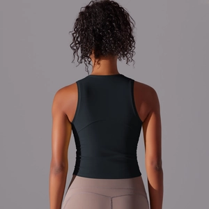 Détail du dos ouvert respirant sur ce débardeur de sport noir pour femme avec coupe slim