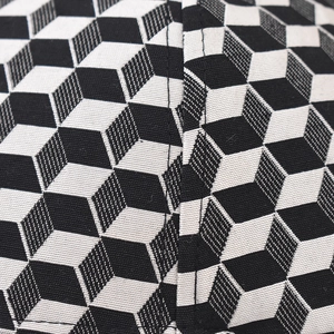 Vista macro del tessuto intrecciato ad alta densità con motivo a cubi geometrici 3D bianco e nero