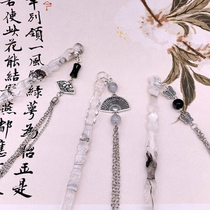 Épingles à cheveux élégantes avec éventail en encre, glands en acétate et papillons