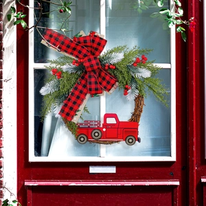 Weihnachtskranz mit rotem LKW, grünen Tannennadeln und rot-schwarzer Karo-Schleife