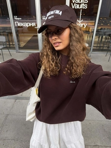 Sweat oversize marron à col rond avec broderie pour un look décontracté d'automne
