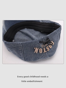 Détail du béret en denim avec broderie Boston et cordon de serrage élastique réglable