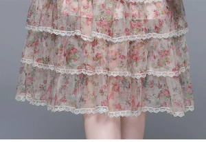 Détail d'une jupe en mesh multicouche à fleurs avec bordures en dentelle et motifs floraux
