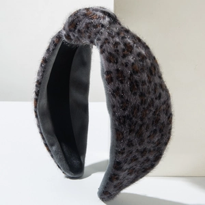 Serre-tête en peluche à motif léopard avec nœud sur fond de pierre minimaliste