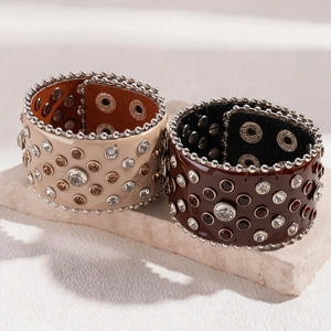 Bracelets larges en cuir punk avec strass et rivets métalliques en beige et marron