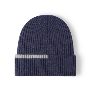 Bonnet d'hiver en maille côtelée bleu marine avec revers et détails à rayures grises