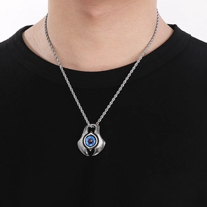 Collana con ciondolo occhio del diavolo punk con ali d'argento per uomo su modello