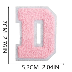 Dettaglio di una toppa termoadesiva lettera D in ciniglia rosa da 7cm per abiti