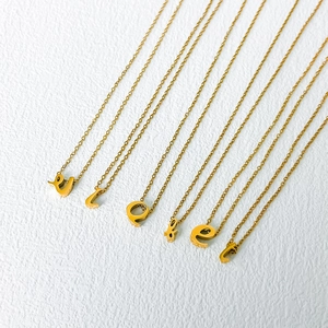Goldene Halsketten aus Edelstahl mit Anhängern aus kleinen englischen Alphabet-Buchstaben