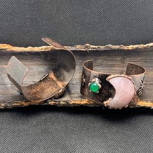 Detailaufnahme der Vintage-Bronzemanschette mit rosa Quarzmond und Sonnen-Gravuren