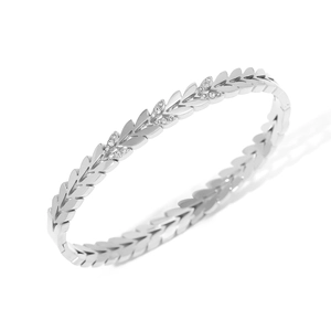 Dettaglio del bracciale a foglia d'argento con cristalli e finiture lucide a specchio