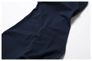 Détail macro du tissu d'un combishort de yoga bleu marine avec coutures plates de qualité