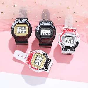 Vue détaillée de montres de sport numériques avec imprimés de personnages d'anime