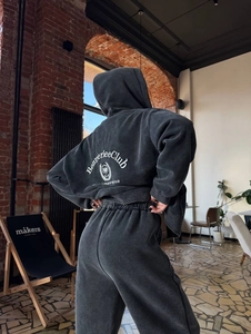 Détail d'un ensemble hoodie gris délavé avec imprimé graphique au dos et style rétro street