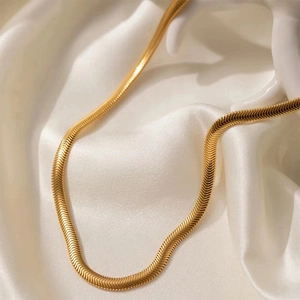 Élégant collier chaîne serpent dorée pour femme au design plat minimaliste et raffiné