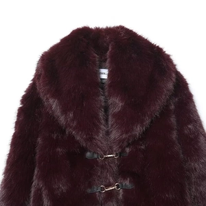 Giacca corta in ecopelliccia bordeaux da donna con ampi revers e fibbie in ecopelle