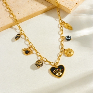 Collier doré avec main de Hamsa et pendentif cœur en émail noir sur pierre beige