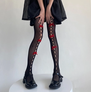 Detail von schwarzen Jacquard-Strumpfhosen mit roten Samtschleifen im Lolita-Stil