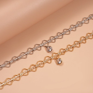 Colliers ras du cou élégants en or et argent avec zircons pavés et pendentifs en cristal