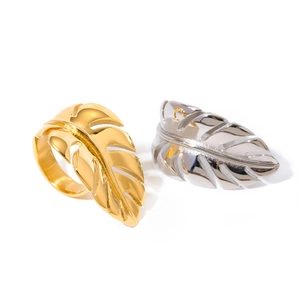 Anelli a foglia Monstera in acciaio inossidabile e oro 18k con finitura oro e argento